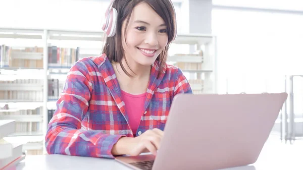 Mulher Estudante Ouvindo Música Usando Laptop Biblioteca — Fotografia de Stock