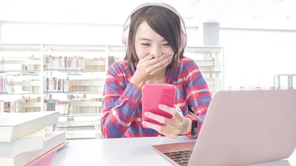 Estudante Mulher Jogando Jogo Móvel Biblioteca — Fotografia de Stock