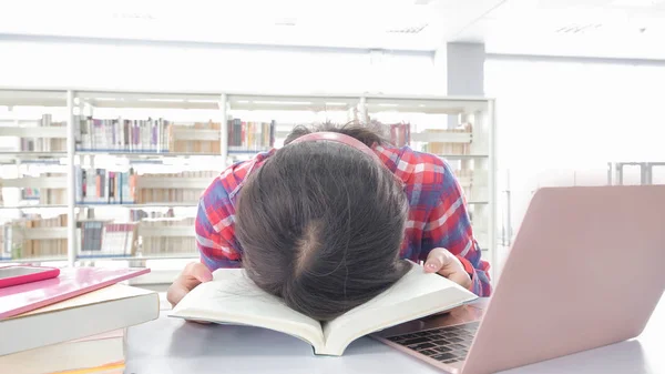Asiática Estudante Estudando Sentindo Cansado Biblioteca — Fotografia de Stock