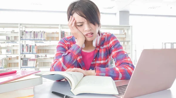 Γυναίκα Της Ασίας Φοιτητής Μελετά Και Αίσθηση Κουρασμένοι Στη Βιβλιοθήκη — Φωτογραφία Αρχείου