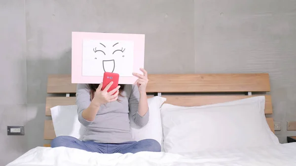 Frau Mit Smileboard Macht Selfie Auf Dem Bett — Stockfoto