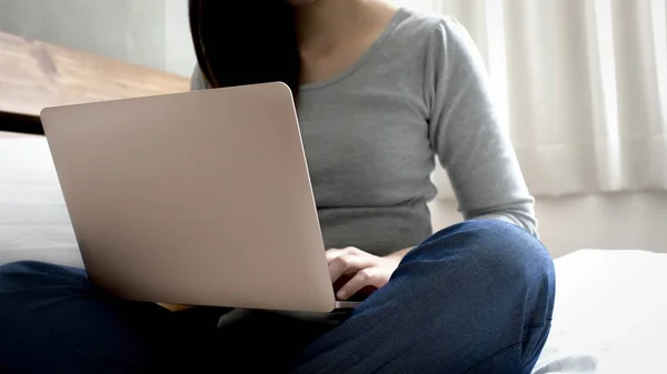 Жінка Використовує Ноутбук Ліжку Вдома — стокове фото