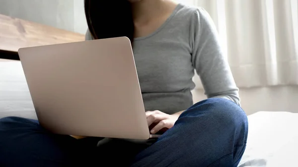 Frau Benutzt Laptop Auf Dem Bett Hause — Stockfoto