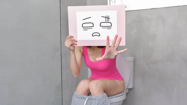 Femme Avec Constipation Dans Les Toilettes Avec Panneau Affichage Confus — Photo