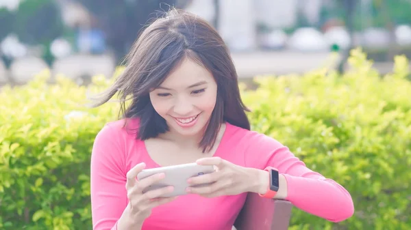 Vrouw Met Behulp Van Telefoon Glimlachend Gelukkig Het Park — Stockfoto