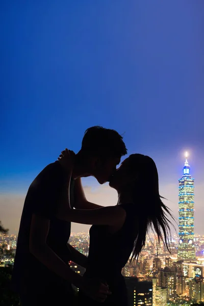 台湾の台北市夜景とカップルのキスのシルエット — ストック写真