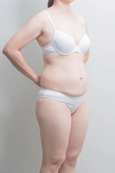 Dikke Overgewicht Vrouw Staande Een Grijze Achtergrond Aziatische — Stockfoto