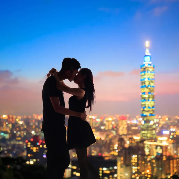 Silhueta Casal Beijando Com Noite Taipei Cidade Panorama Taiwan — Fotografia de Stock