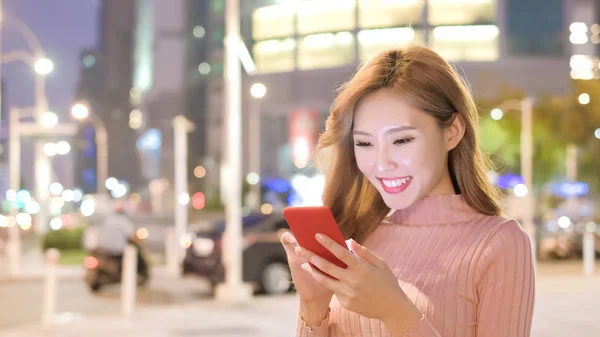 Jonge Aziatische Zakenvrouw Met Behulp Van Telefoon — Stockfoto