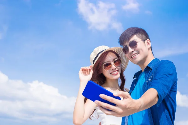 Paar Macht Selfie Glücklich Mit Blauem Himmel Hintergrund — Stockfoto