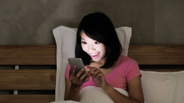 Женщина Использует Телефон Счастливо Кровати Вечернее Время — стоковое фото