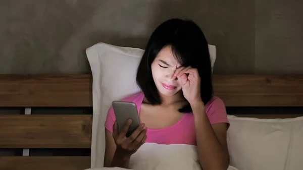 Женщина Использующая Телефон Кровати Ночью — стоковое фото