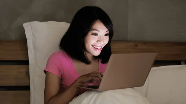 Mulher Usando Laptop Feliz Cama Noite — Fotografia de Stock