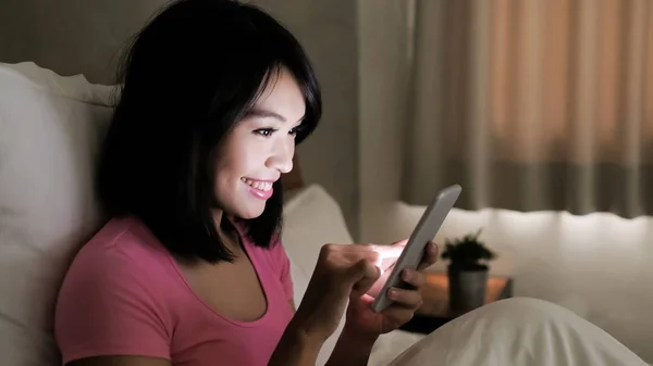 Женщина Играющая Мобильную Игру Счастливо Вечерам — стоковое фото