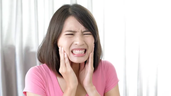 Mulher Que Sofre Dor Dente Casa — Fotografia de Stock