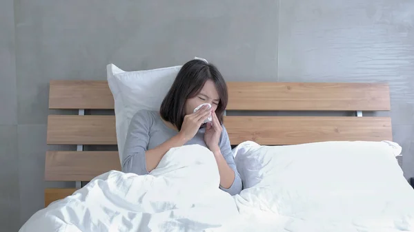 Asiático Enfermo Mujer Acostado Cama —  Fotos de Stock