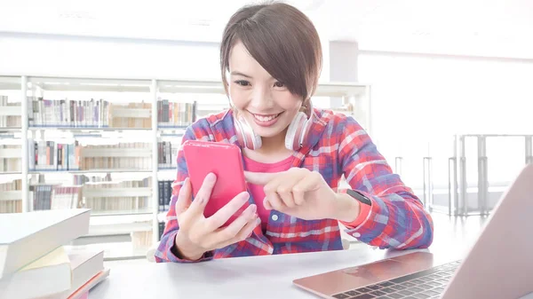 Asyalı Öğrenci Kitaplığı Nda Mobil Oyun Oynuyor — Stok fotoğraf