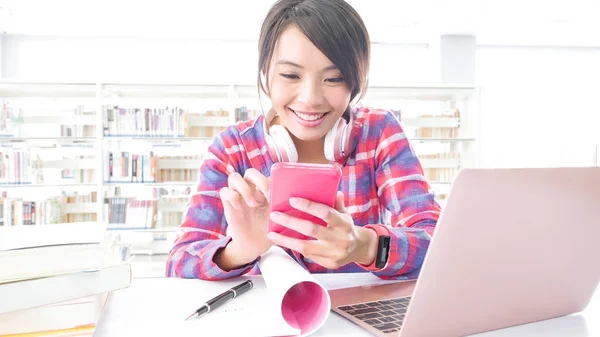 Asiatisk Kvinna Student Spela Mobila Spel Biblioteket — Stockfoto