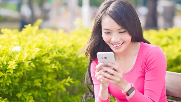 Vrouw Met Behulp Van Telefoon Glimlachend Gelukkig Het Park — Stockfoto