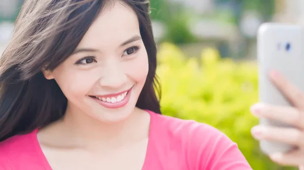 Belleza Mujer Tomando Selfie Sonriendo Felizmente Parque — Foto de Stock