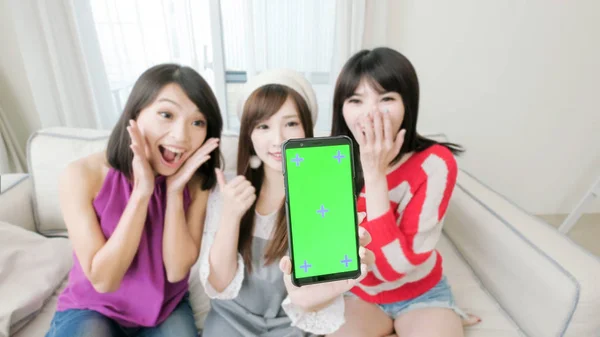 Chicas Jóvenes Mostrando Pantalla Usted Sonriendo Felizmente Centrarse Teléfono — Foto de Stock