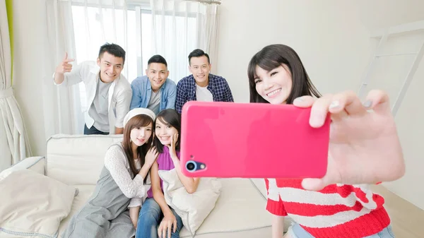 Giovani Che Prendono Selfie Felicemente Casa — Foto Stock