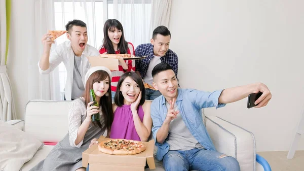 Jovens Comendo Pizza Tirando Selfie Feliz Festa — Fotografia de Stock