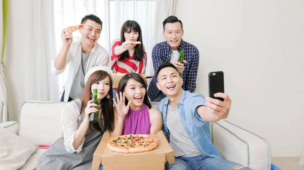 Jovens Comendo Pizza Tirando Selfie Feliz Festa — Fotografia de Stock