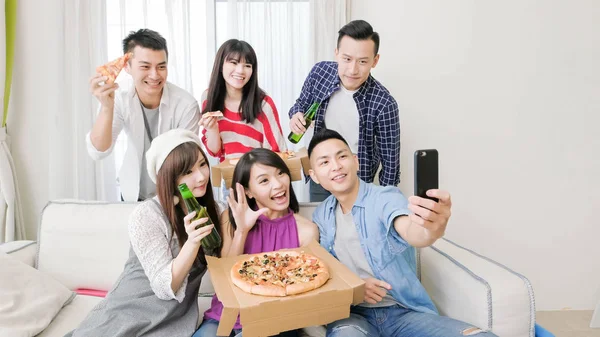 Jovens Comendo Pizza Tirando Selfie Feliz Festa — Fotografia de Stock