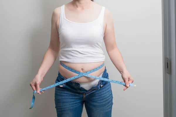 Tlustá Obézní Žena Měření Pasu Páskou Šedým Pozadím — Stock fotografie