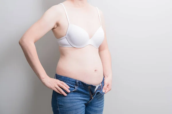 Dikke Overgewicht Vrouw Dragen Van Jeans Grijze Achtergrond — Stockfoto