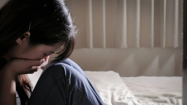 Γυναίκα Αίσθημα Κατάθλιψης Και Κάθεται Στο Κρεβάτι — Φωτογραφία Αρχείου