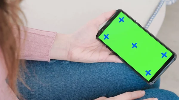Жінка Використовує Мобільний Телефон Зеленим Екраном Вдома — стокове фото