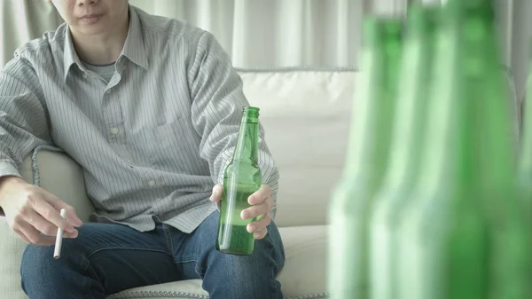 Homem Sentindo Depressão Alcoolismo Casa — Fotografia de Stock