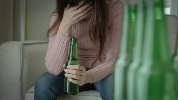 Mujer Que Siente Depresión Alcoholismo Hogar —  Fotos de Stock