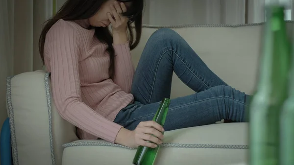 Femeia Care Simte Depresie Alcoolism Casă — Fotografie, imagine de stoc