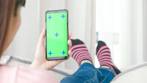 Woman Holding Cell Phone Green Screen Home — Stock Photo, Image