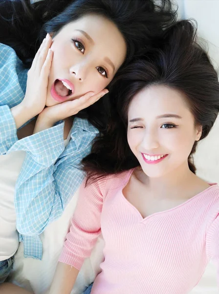 Дві Красиві Жінки Щасливо Приймають Селфі Ліжку — стокове фото