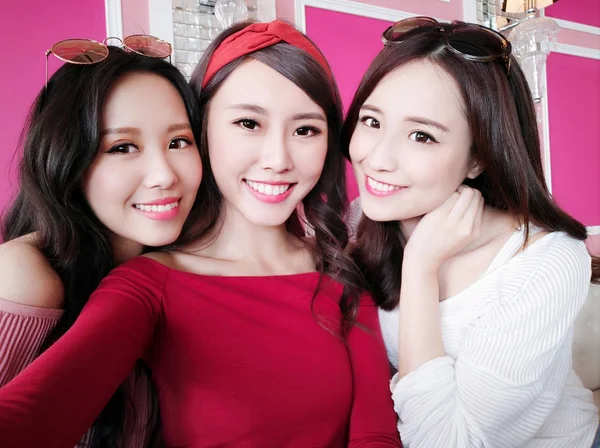 Tres Mujeres Belleza Tomando Selfie Felizmente Restaurante —  Fotos de Stock