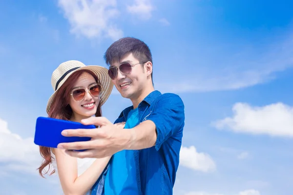 Pareja Tomando Selfie Felizmente Con Cielo Azul Sobre Fondo — Foto de Stock