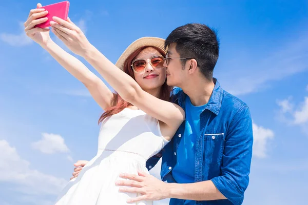 Casal Tomando Selfie Feliz Com Céu Azul Fundo — Fotografia de Stock