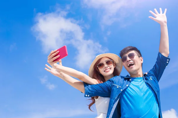 Casal Tomando Selfie Feliz Com Céu Azul Fundo — Fotografia de Stock