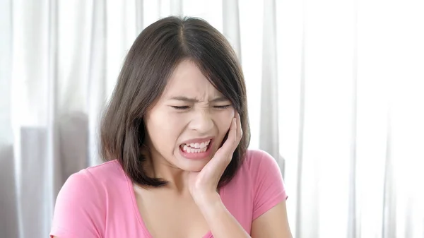 Mulher Sentindo Mal Com Dor Dente Casa — Fotografia de Stock