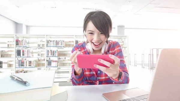 Vrouw student in de bibliotheek — Stockfoto