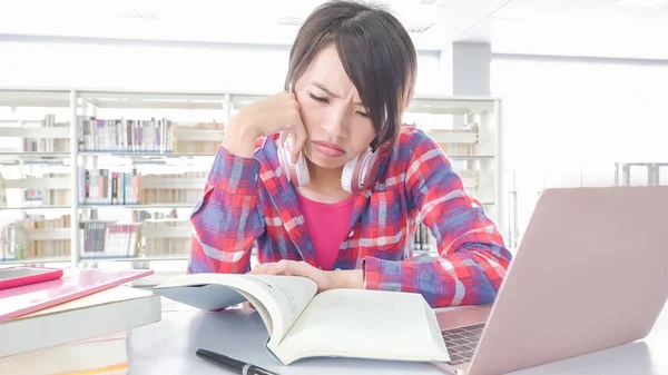 Woman student in the library — Stock Photo, Image