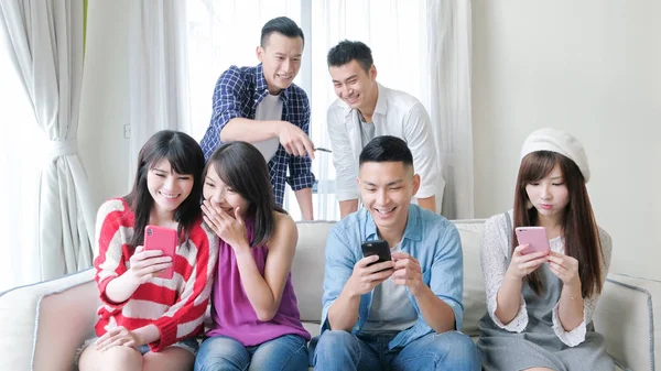 Les Jeunes Utilisant Des Téléphones Souriant Joyeusement — Photo