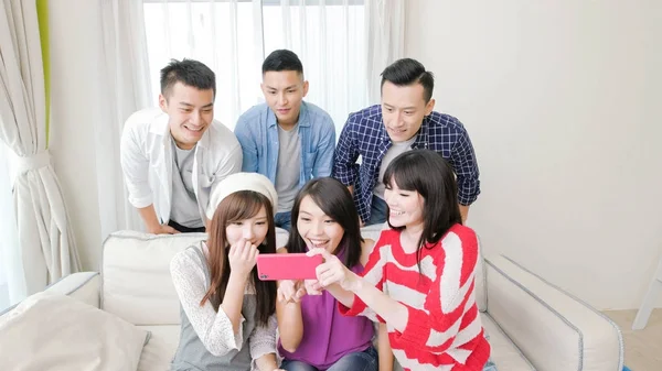 Jovens Tomando Selfie Feliz Casa — Fotografia de Stock