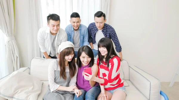 Jovens Tomando Selfie Feliz Casa — Fotografia de Stock