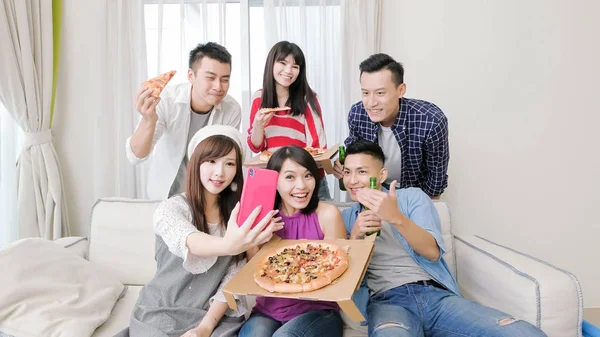 Jovens Comendo Pizza Tirando Selfie Feliz Festa — Fotografia de Stock