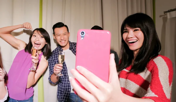 Młodych Ludzi Wziąć Szampana Selfie Szczęśliwie Partii — Zdjęcie stockowe